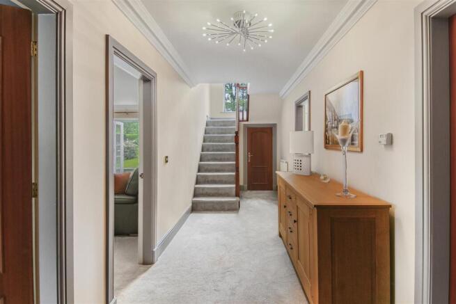 5 bed Detached for sale Image 12