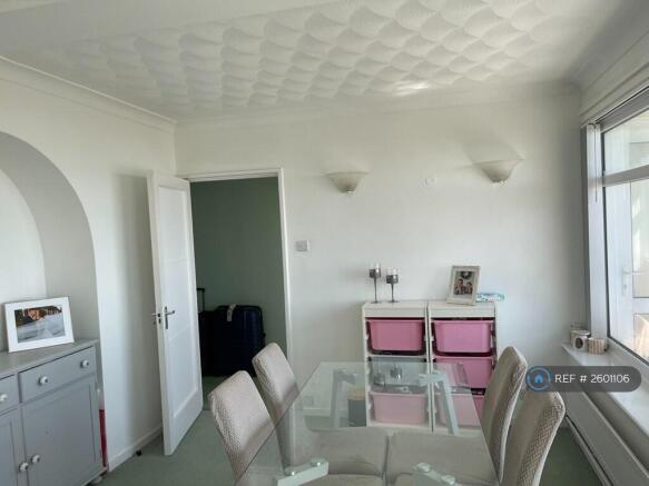 Continuation Of Living Area - Space For Dining