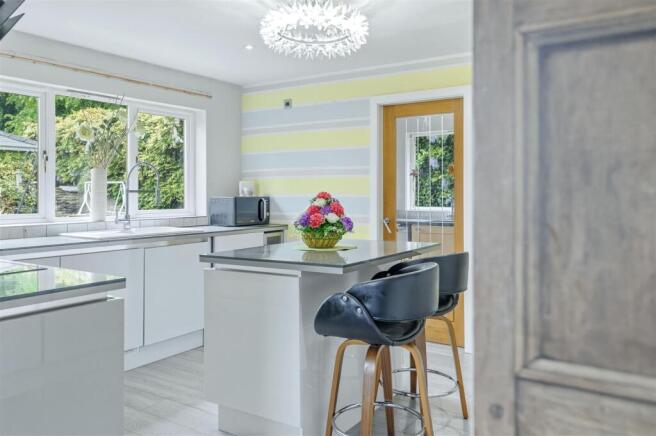 4 bed Detached for sale Image 9