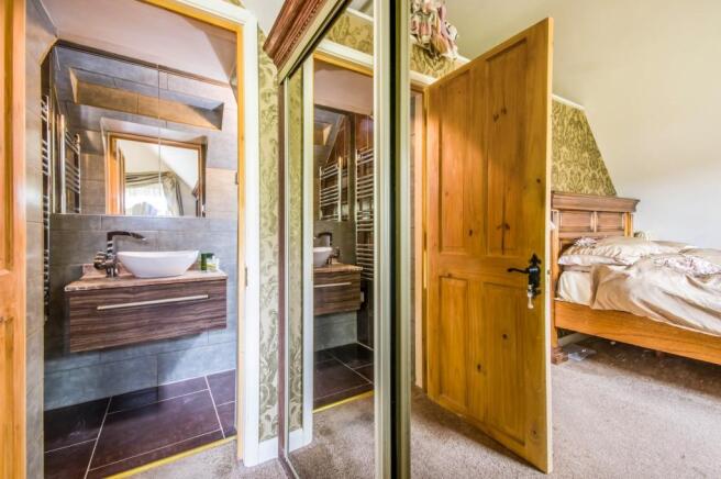 Ensuite to main