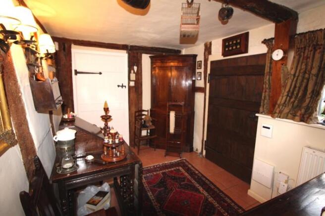 https://s3-eu-west-1.amazonaws.com/propertylab/allanmorris/property-images/standard/4507_The Old Post Office - Hall new.JPG