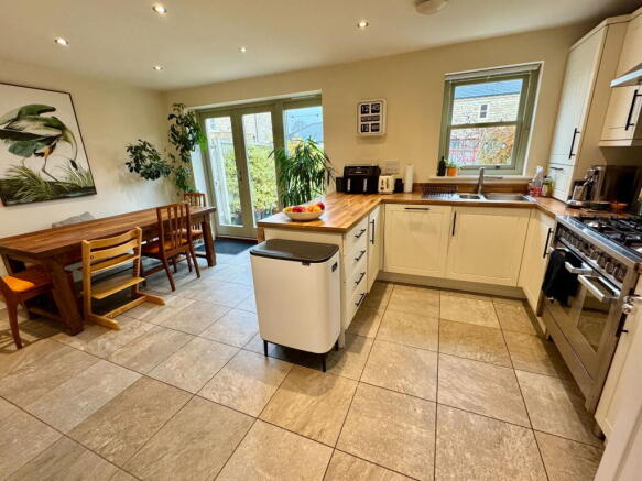 4 bed Semi-Detached for sale Image 8