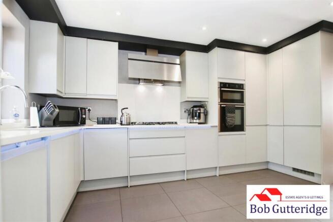 "L" SHAPED FITTED KITCHEN / DINING ROOM