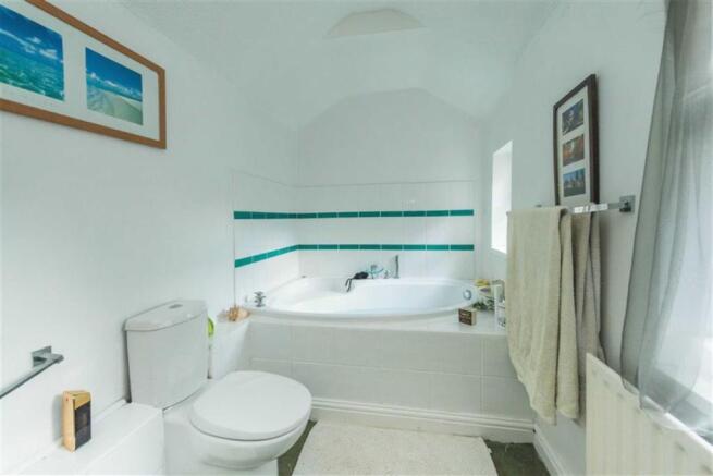 GOOD SIZED BATHROOM