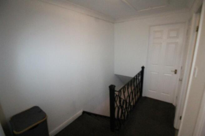 260 Low Grange Ave-Landing.JPG