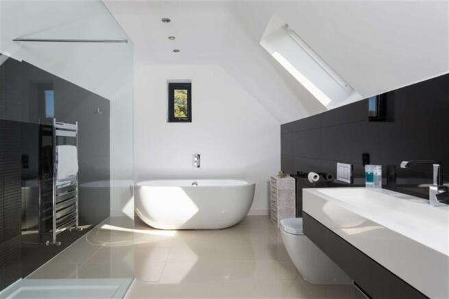Spacious Ensuite Bat