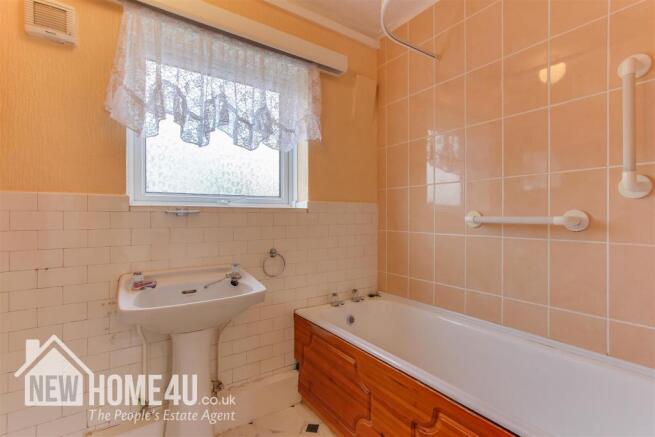 FAMILY BATHROOM: