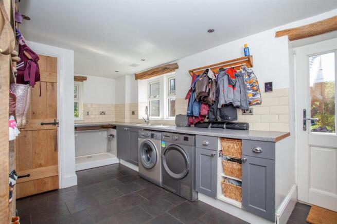 5 bed Semi-Detached for sale Image 11