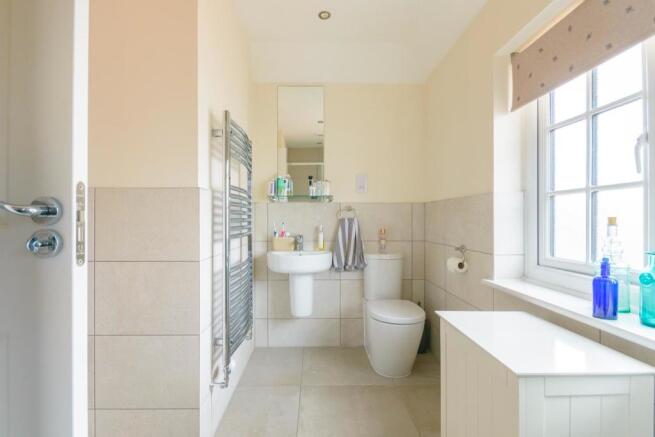 EZAELBBUHS60 - Ensuite B.jpg