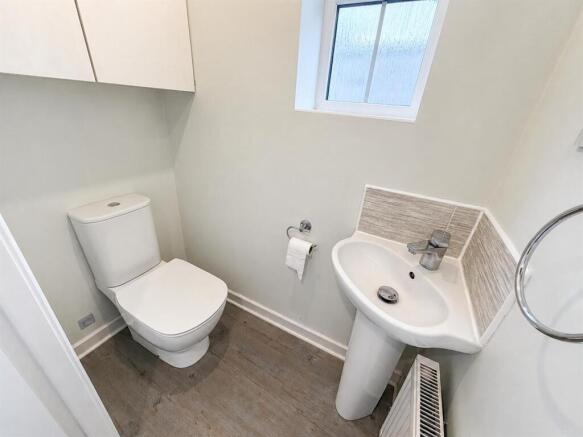 Guest's Cloakroom / Wc