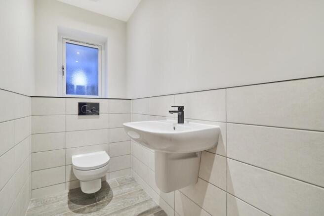 5 bed Detached for sale Image 8