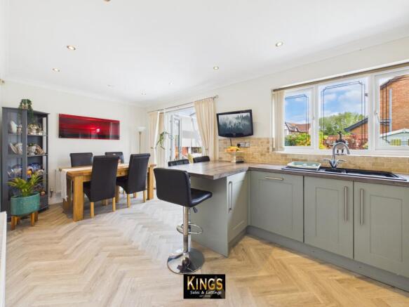 4 bed Detached for sale Image 10
