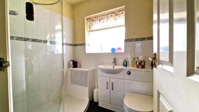 FAMILY SHOWER ROOM