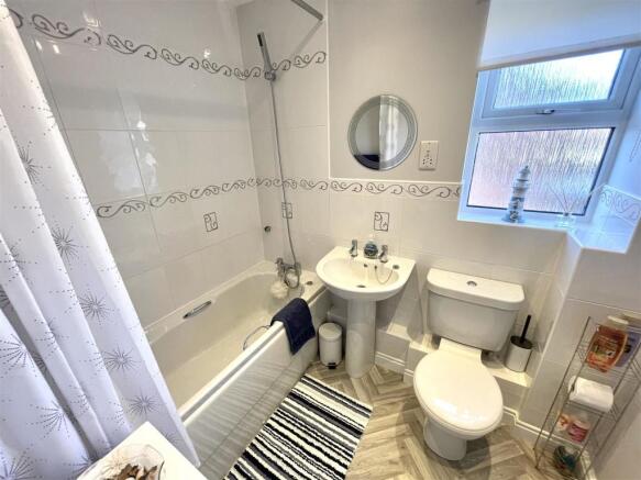 BATHROOM :