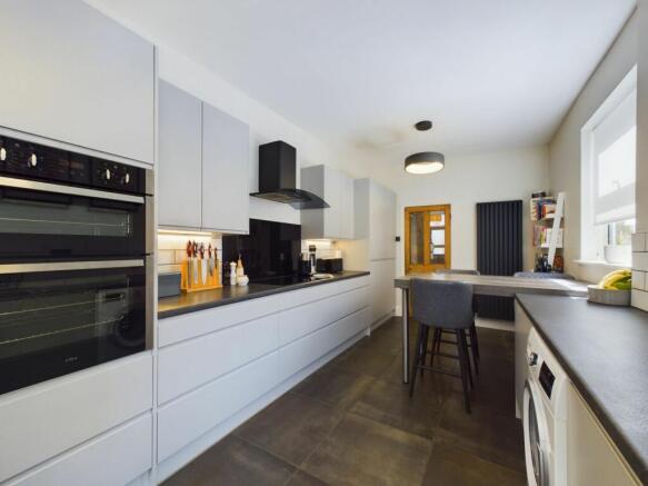 KITCHEN/DINING ROOM