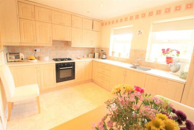 BREAKFASTING KITCHEN