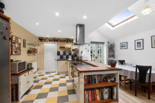 4 bed Terraced for sale Image 5