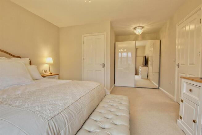 MASTER BEDROOM (FRONT)