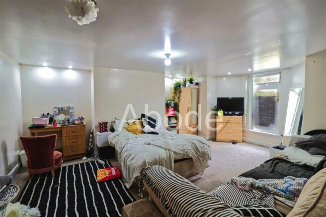 8 bed House to rent Image 4
