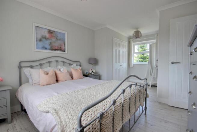 5 bed Detached for sale Image 8