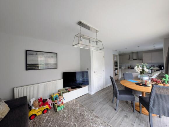 4 bed Detached to rent Image 10