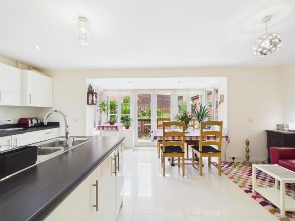KITCHEN DINER