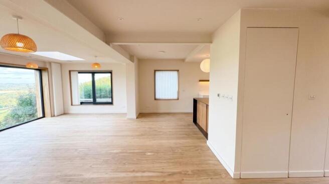 4 bed Semi-Detached to rent Image 7