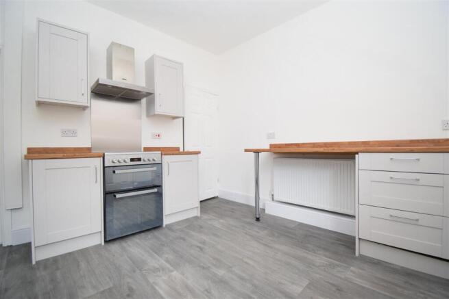 2 bed Terraced to rent Image 6