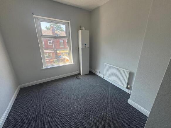 2 bed Terraced to rent Image 5
