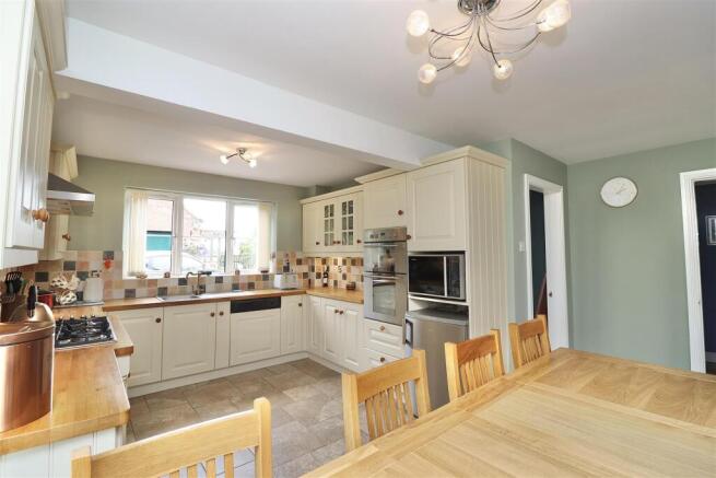 4 bed Detached for sale Image 5