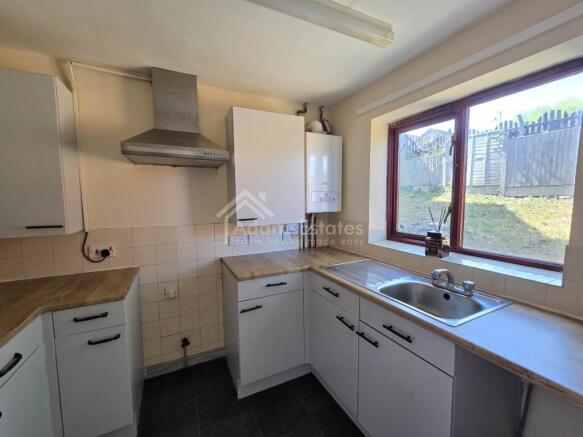 3 bed Semi-Detached for sale Image 4