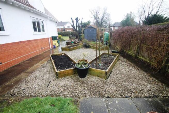 SIDE KITCHEN GARDEN