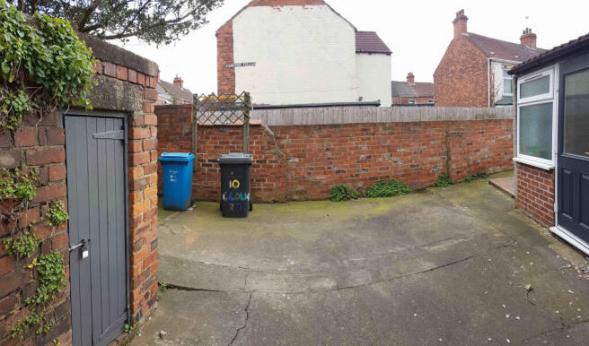 4 bed House to rent Image 5
