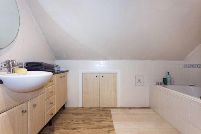 BATHROOM EN SUITE