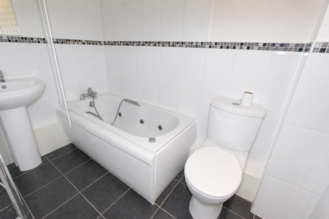 3 bed Apartment for sale Image 8