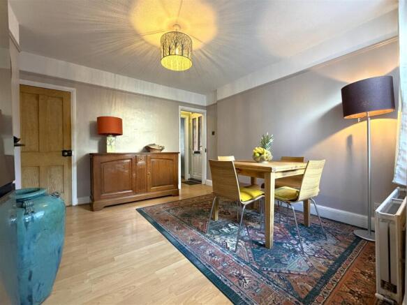 Spacious Dining Room 644