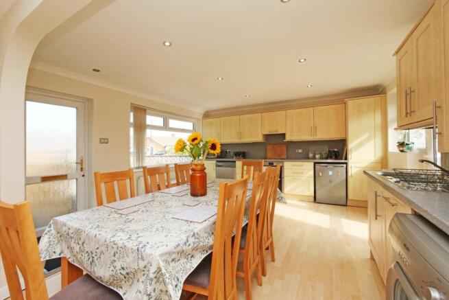 4 bed Bungalow for sale Image 4