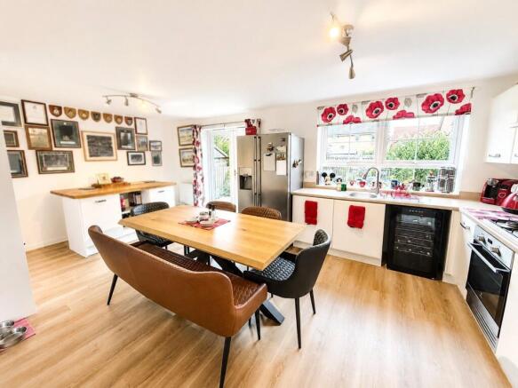 4 bed Detached for sale Image 4