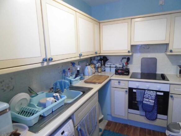 21 PENHALIGON COURT - KITCHEN.JPG