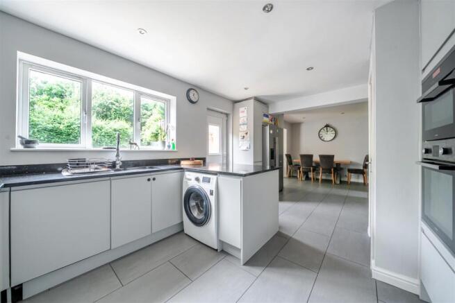 4 bed Detached for sale Image 7