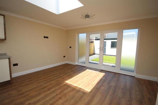 Lounge/Dining Area