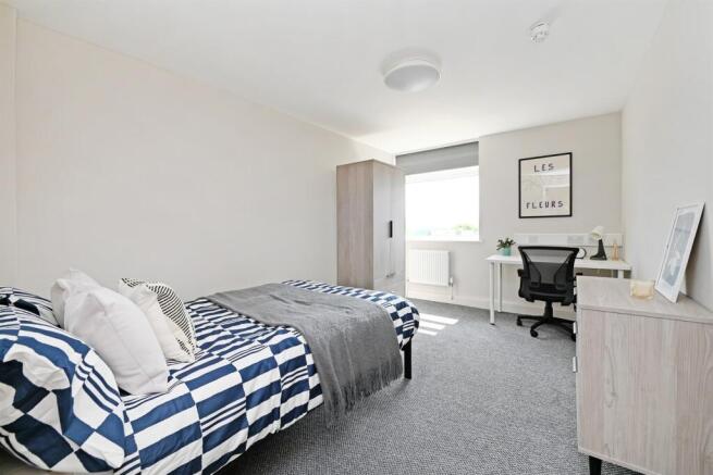 4 bed Apartment to rent Image 3