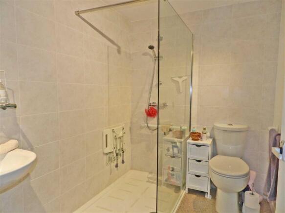 SHOWER ROOM 2