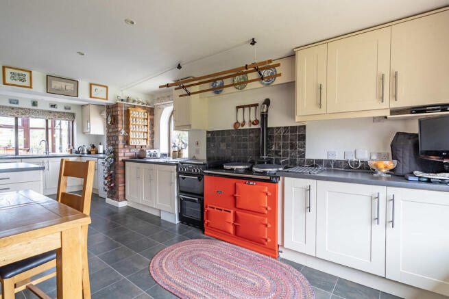 4 bed Detached for sale Image 9