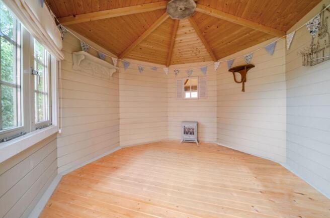 5 bed Detached to rent Image 4