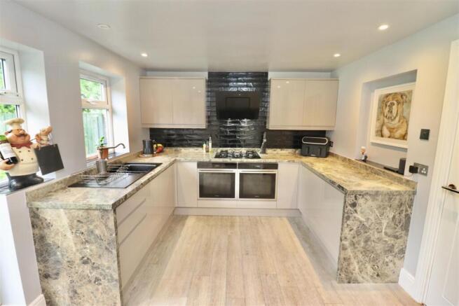 3 bed Semi-Detached for sale Image 4