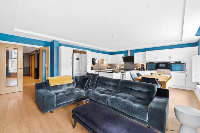 3 bed Flat for sale Image 8