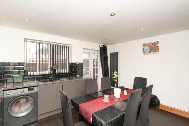 Kitchen/ Dining Room