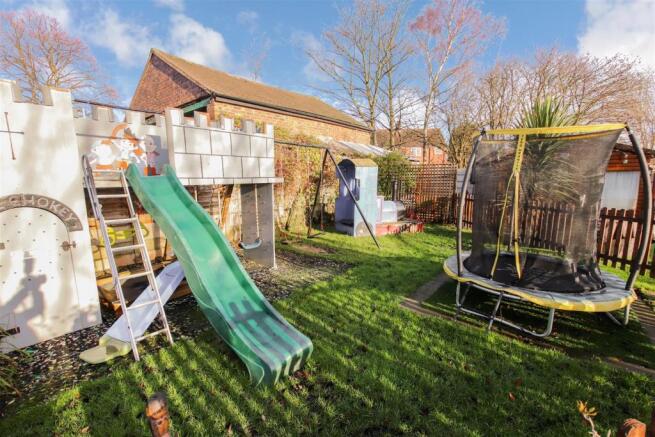 ENCLOSED REAR GARDEN