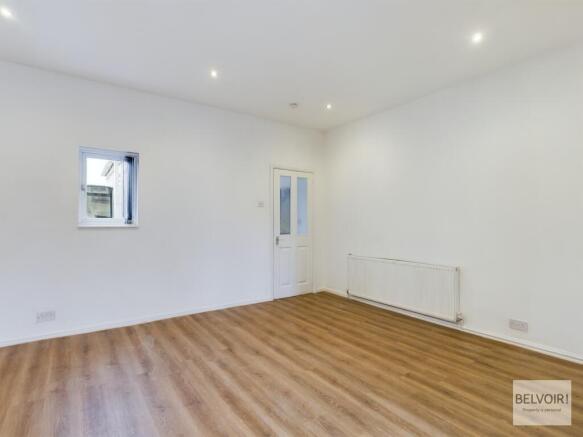 2 bed Terraced to rent Image 4